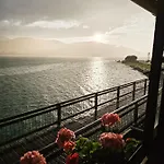 - Exclusive Lakefront With Private Zirben Sauna, 4 For Family & Friends シャレー テガーンゼー