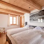 - Exclusive Lakefront With Private Zirben Sauna, 4 For Family & Friends シャレー